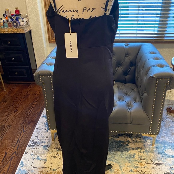 Gorgeous tulip hem dress. The mannequin does not do it Justice. Date night gem! - Picture 4 of 4